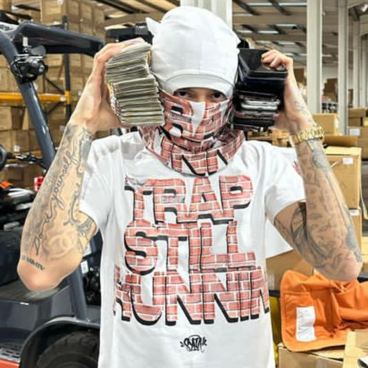 SYNAWORLD DA TRAP STILL RUNNIN GRAPHIC TEE (WHITE)