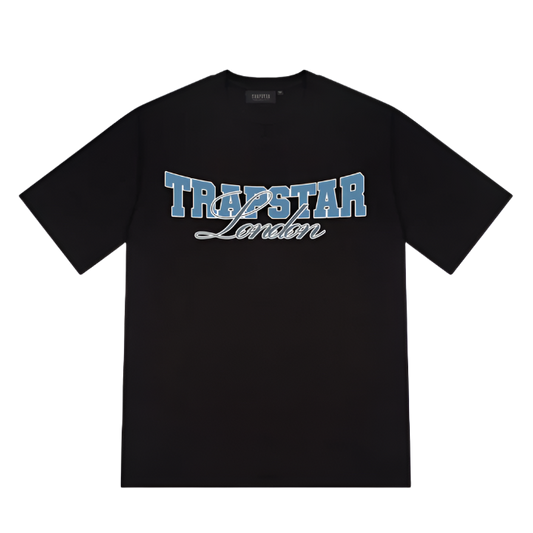 TRAPSTAR LONDON VARSITY COLLEGIATE GRAPHIC TEE (BLACK)