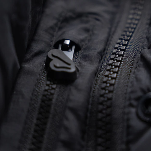 SYNAWORLD SYNA OG HOODED PUFFER JACKET (TRIPLE BLACK)