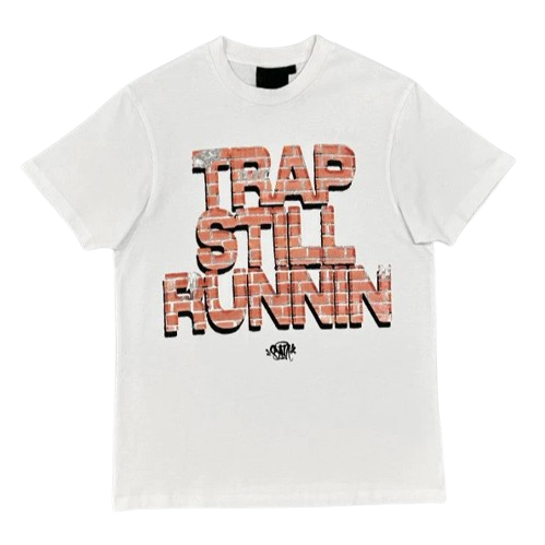 SYNAWORLD DA TRAP STILL RUNNIN GRAPHIC TEE (WHITE)